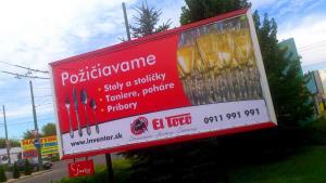 Farebný billboard odfotený na mieste pôsobenia