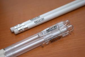 Okrem ceruziek sme firme dodali aj transparentné plastové perá