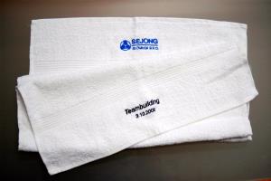 Biely uterák s logom a nápisom