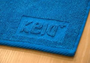 Detail loga firmy a materiálu osušky