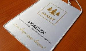 Biela vlajka s logom hotela