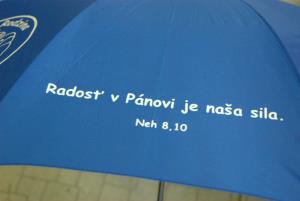 Biela potlač na modrom paneli dáždnika