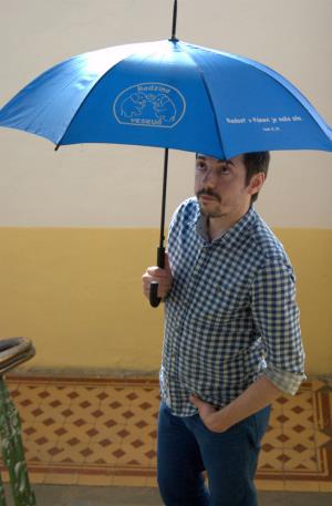 Kvalitný dáždnik s drevenou rúčkou