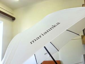 Biely dáždnik s nápisom Mariannka