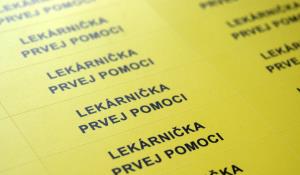 Detail nápisu na nálepke