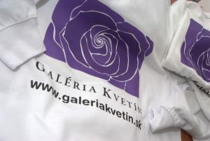 Detail potlače na bielej kvalitnej mikine bez kapucne