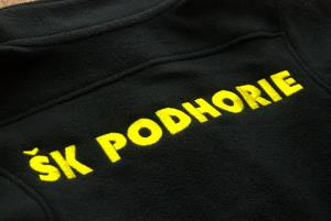 Názov klubu sme naniesli pomocou žltej výšivky