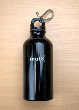 Na hliníkovú fľašu sme naniesli jednofarebnú potlač loga firmy