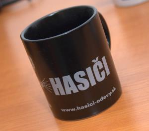 Sivá potlač webovej stránky a nápisu hasiči na matnom hrnčeku