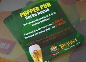 Plagáty na slávnostné otvorenie Popper pubu vo Veľkom Rovnom