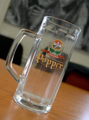 Farebná potlač firemného loga na pivovom pohári