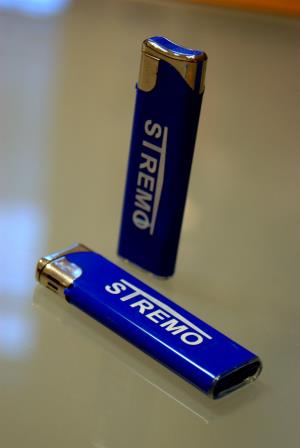 Logo Stremo po oboch stranách