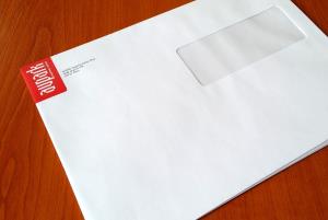 Farebná potlač firemného loga na papierovej obálke