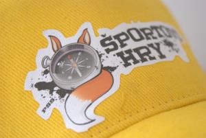 Detail farebného loga Športových hier na žltej šiltovke