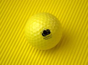 Jednofarebná potlač na žltej golfovej loptičke