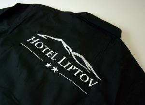 Detail výšivky na košeli