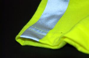 Šatka obsahuje bezpečnostný reflexný pásik