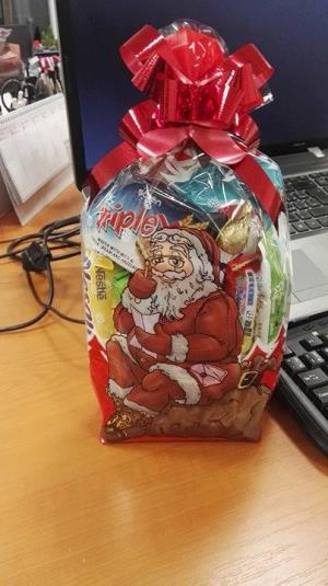 Každý náš zamestnanec dostal od Mikuláša balíček plný sladkostí.