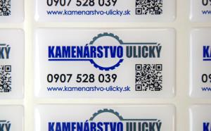 Detail živicovej nálepky