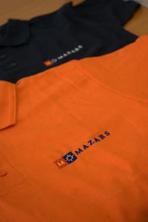 Oranžová a čierna polokošeľa pre firmu MAZARS