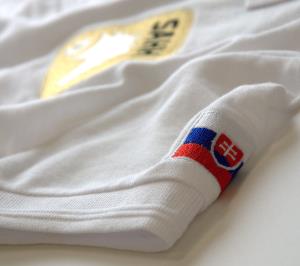 Na obidvoch rukávoch polokošele sa nachádza znak Slovenskej republiky