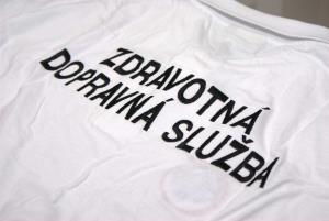 Jednofarebná výšivka na kvalitnej polokošeli