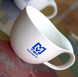 Jednofarebná potlač na bielej porcelánovej šálke na espresso
