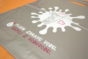 Farebné igelitové tašky pre Asociáciu vodárenských spoločností na Slovensku