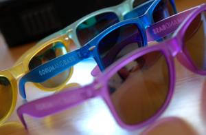 Farebné slnečné okuliare s bielou potlačou