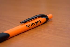 Plastové guľôčkové pero s potlačou firemného loga
