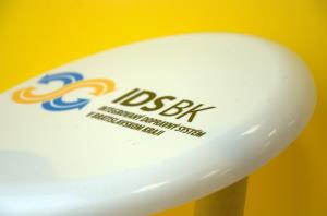 Biele lietajúce frisbee s farebnou potlačou firemného loga