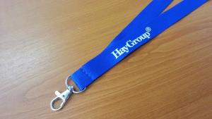 Lanyard s bielou potlačou názvu firmy