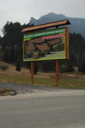 Drevený billboard stojí v Terchovej