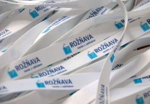 Biele lanyardy s farebnou potlačou pre Mesto Rožňava