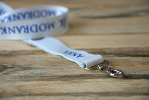 Lanyard má aj kovovú karabínku