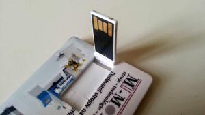 Na kartičke sa nachádza USB flash disk