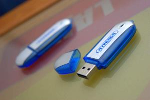 Plastový USB kľúč s jednofarebnou potlačou HYPERON Nové Mesto nad Váhom