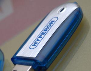 Jednofarebná potlač na plastovom USB flash disku