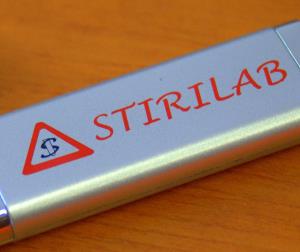 Detail farebnej potlače na plastovom USB kľúči