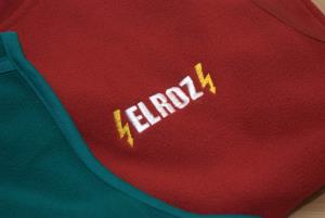 Detail farebnej výšivky na fleecovej veste