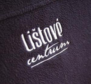 Fleecová vesta s bielou výšivkou pre Lištové centrum Žilina