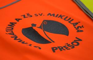 Detail jednofarebnej potlače na reflexnej veste