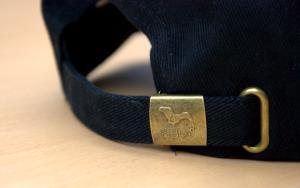 Šiltovky majú vzadu kvalitné kovové zapínanie