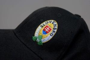 Šiltovky s výšivkou znaku Slovenskej republiky