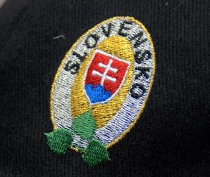 Detail farebnej výšivky na kvalitnej šiltovke