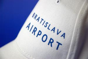 Detail potlače na bielej šiltovke