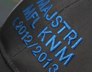 Detail jednofarebnej výšivky na šiltovke