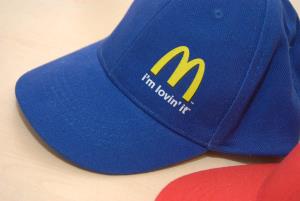 Šesťpanelové šiltovky s farebnou potlačou McDonald
