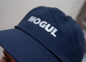 Tmavomodré šiltovky s výšivkou MOGUL Hradište pod Vrátnom