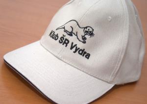 Jednofarebná výšivka na bielej šiltovke